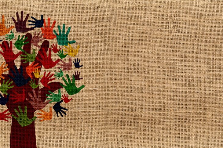 Albero composto da mani, simboleggia l'aiutarsi insieme, il volontariato